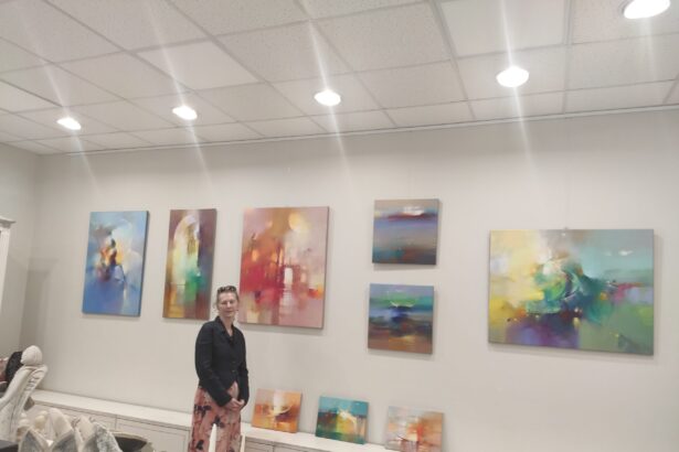 Iš Lietuvos į Prancūziją tapytoją Aistę Jurgilaitę nuvedė menas, o po penkiolikos metų atgal parvedė gimtinės ilgesys. Dabar į Panevėžį menininkė atvežė darbus, kuriuose, anot autorės, svarbiausia ne siužetas, o galimybė žiūrovui interpretuoti.