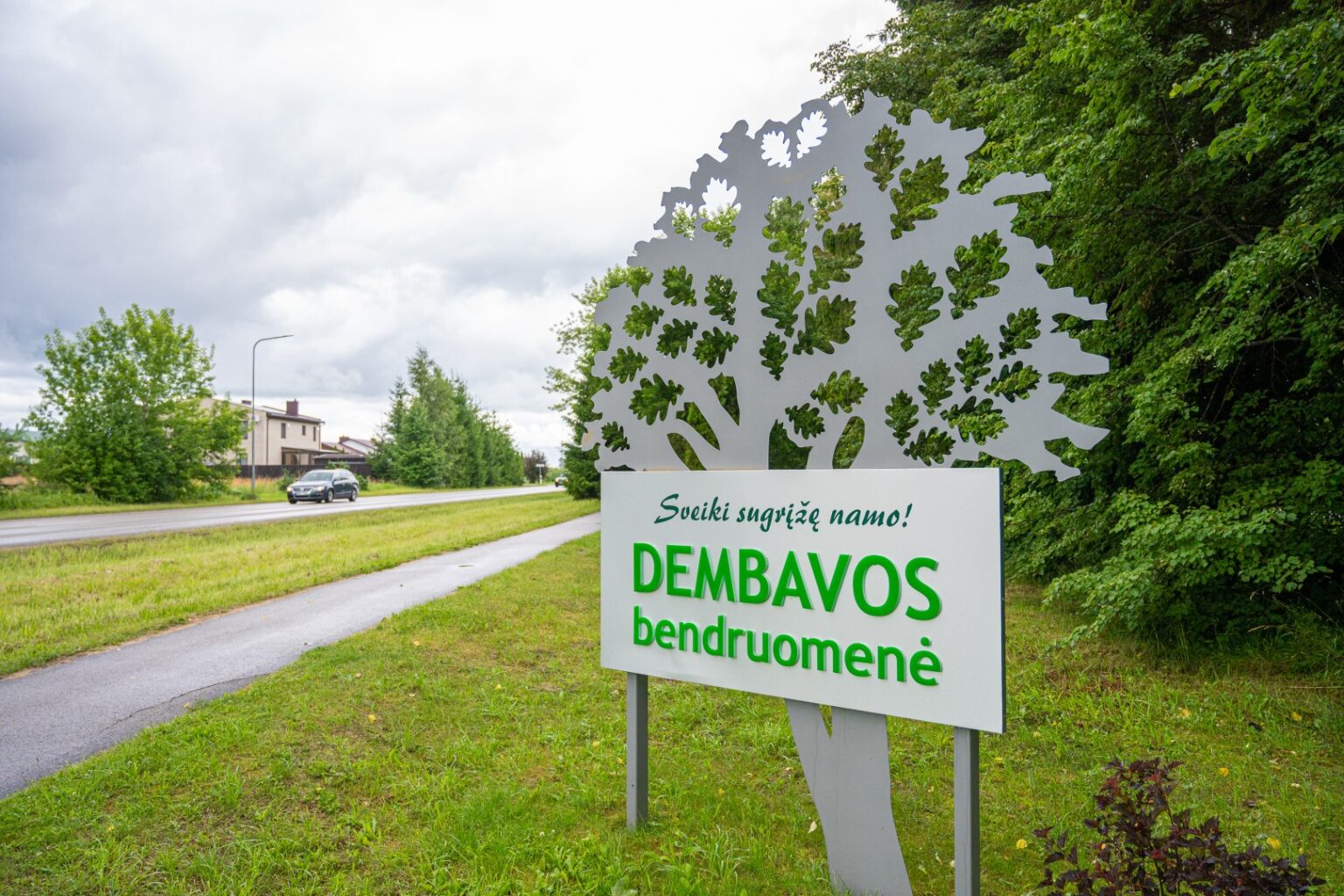 Kol Panevėžyje viešosios tvarkos kontrolieriai su liniuotėmis tikrina, ar žolė apleistuose sklypuose neperžengė nustatytos ribos, rajone specialistams užtenka užmesti akį, kad apsileidėlis sulauktų baudos.