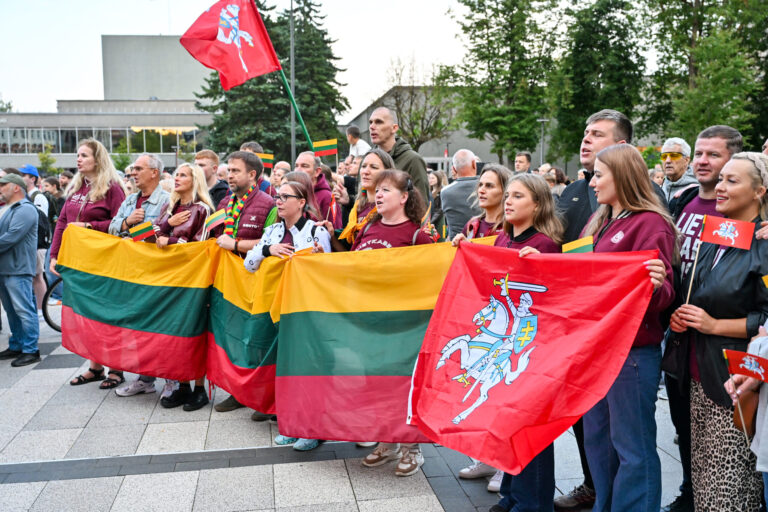 Panevėžio Laisvės aikštėje Valstybės dieną susibūrę panevėžiečiai kartu su lietuviais visame pasaulyje sugiedojo „Tautišką giesmę“.