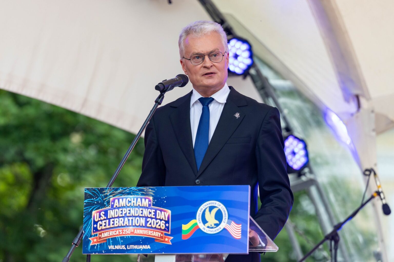 Paaiškėjus, kad paskirtasis premjeras Mindaugas Sinkevičius užpernai Jonavos centre įsigijo valstybinės žemės sklypą, o nepraėjus nė metams jį pardavė penkis kartus brangiau, prezidentas Gitanas Nausėda sako politiko elgesyje nematantis nusikaltimo ar intencijos neteisėtai praturėti.