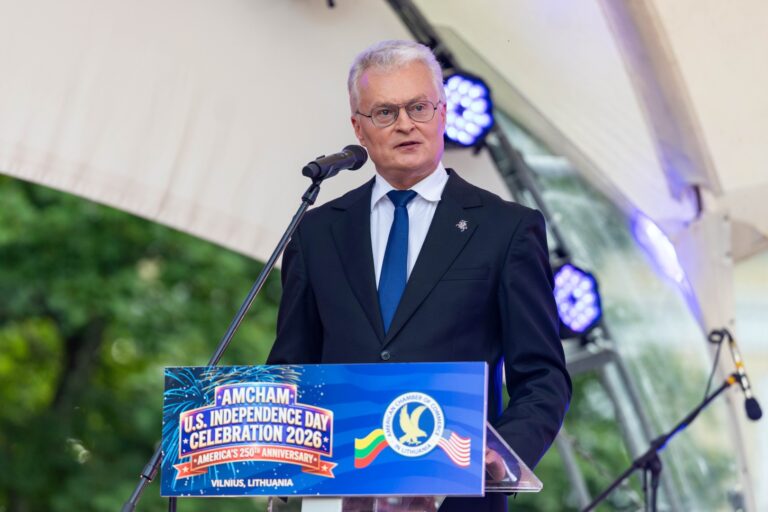 Paaiškėjus, kad paskirtasis premjeras Mindaugas Sinkevičius užpernai Jonavos centre įsigijo valstybinės žemės sklypą, o nepraėjus nė metams jį pardavė penkis kartus brangiau, prezidentas Gitanas Nausėda sako politiko elgesyje nematantis nusikaltimo ar intencijos neteisėtai praturėti.