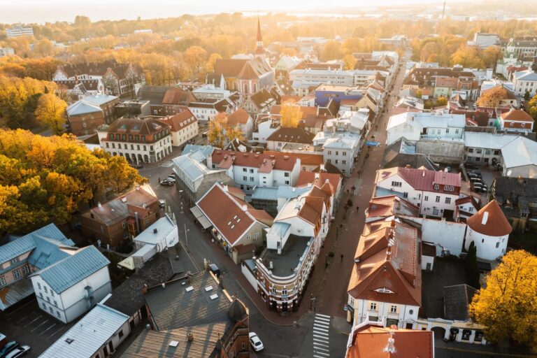 Pernu – dažnai vadinamas Baltijos Ibisa – jau daugelį metų išlieka viena populiariausių vasaros krypčių Estijoje. Tai miestas, kuriame susilieja šimtmečius menančios kurortinės tradicijos, šiuolaikinis miesto ritmas ir lengva, atpalaiduojanti pajūrio atmosfera.