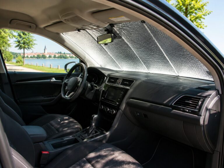 Vasarą automobilio salonas gali įkaisti stebėtinai greitai.