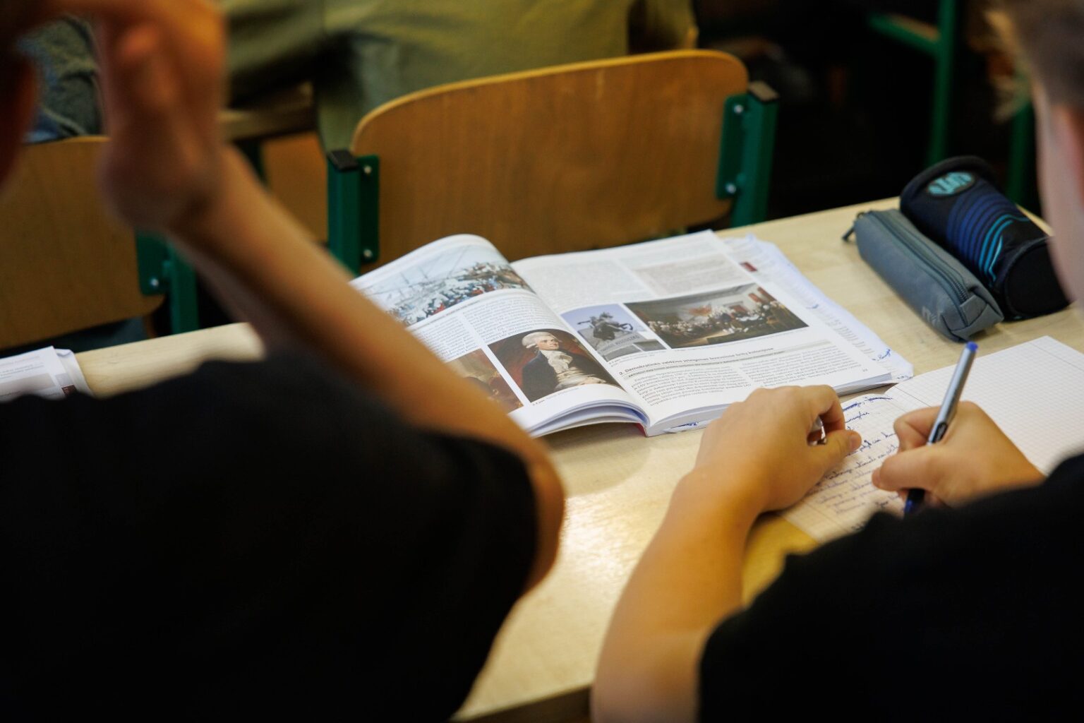 Sunkiau besiverčiančios šeimos jau gali kreiptis dėl 148 eurų paramos kiekvienam mokyklinio amžiaus vaikui mokinio reikmenims įsigyti.