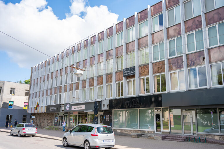 Panevėžyje ant pastatų fasadų – reklaminė sumaištis. Kur baigiasi verslo teisė būti matomam ir prasideda savivalė, ne visada aišku: iškabos dygsta ant sienų, langų ir durų, o dauguma jų atsiranda neturint leidimų.