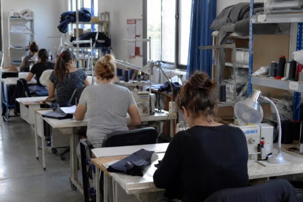 Daugiau nei septynis dešimtmečius skaičiuojanti Panevėžio siuvimo bendrovė „Nevėžis“ baigia savo istoriją.