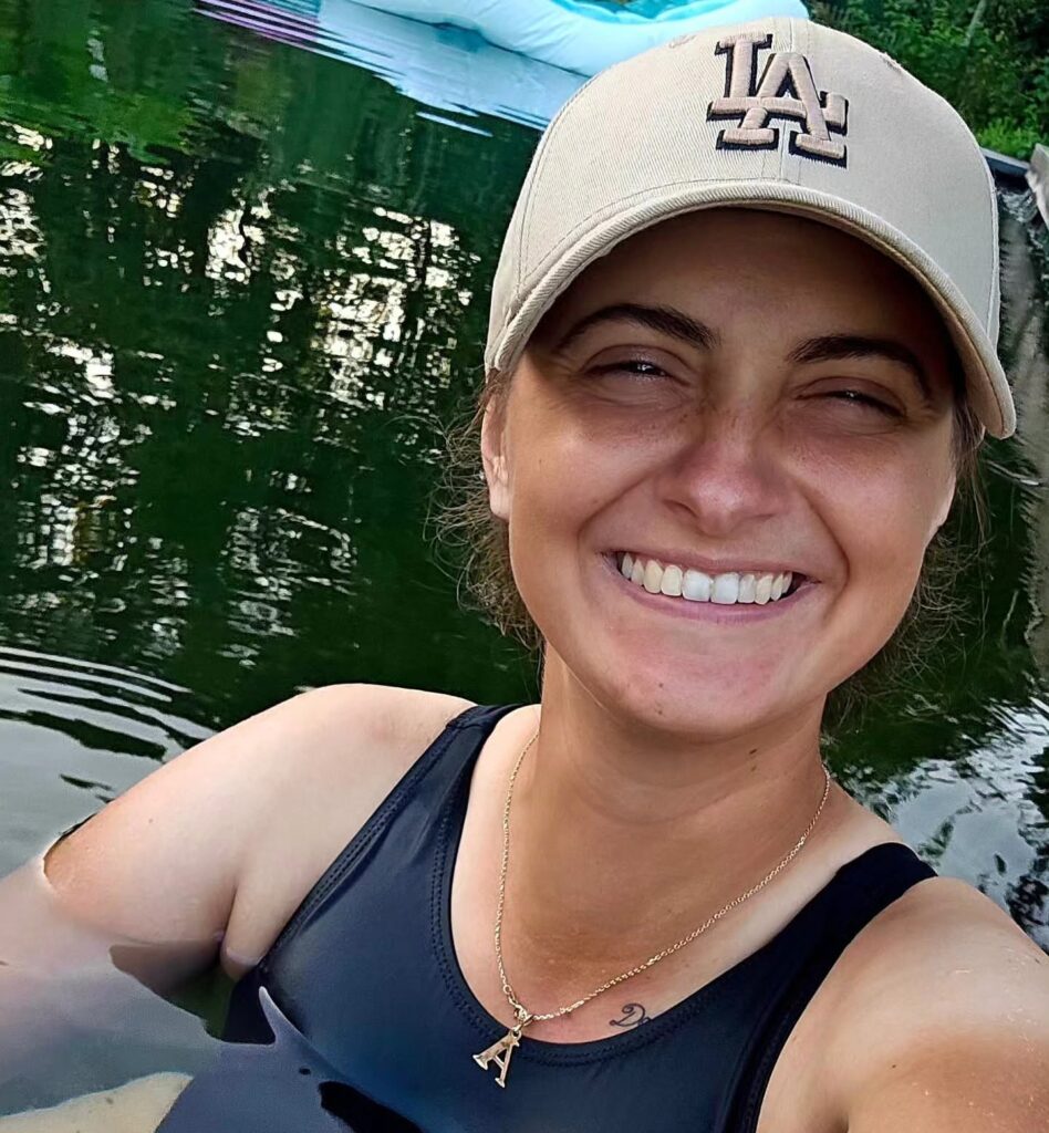 „Ryte atsikeliu ir nežinau, kur miegosiu vakare“, – šypsosi 27-erių panevėžietė Amanda Valonytė. Jos tikslas atrodo beprotiškas – per trejus metus apeiti aplink pasaulį.