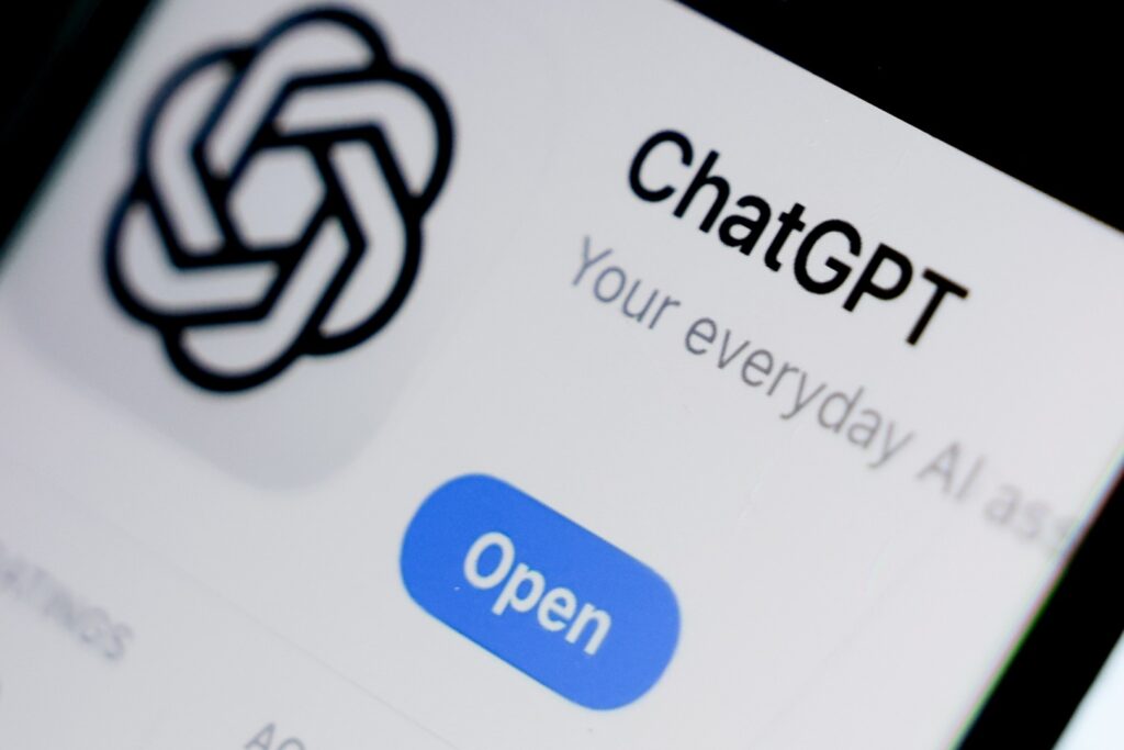 Bendrovės „OpenAI“ Airijos filialas šeštadienį dirbtinio intelekto pokalbių roboto „ChatGPT“ planų „Free“ ir „Go“ naudotojams Europos ekonominėje erdvėje (EEE), kuriai priklauso ir Lietuva, ir Šveicarijoje išsiuntė el. laišką, kuriame informavo, kad vėliau šį mėnesį platformoje bus pradėtos rodyti reklamos.