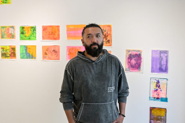 Menininką iš Ekvadoro Davidą Celi į „Galerijoje XX“ surengtą personalinę kūrybos parodą atlydėjo tokia Lietuvai neįprasta liūtis, kokios praūžia jo šalyje ties pusiauju. Gamtos stichija tapo simboliška gija, sujungusia tūkstančius kilometrų skiriančius pasaulius į vieną bendrą kultūrinį patyrimą.