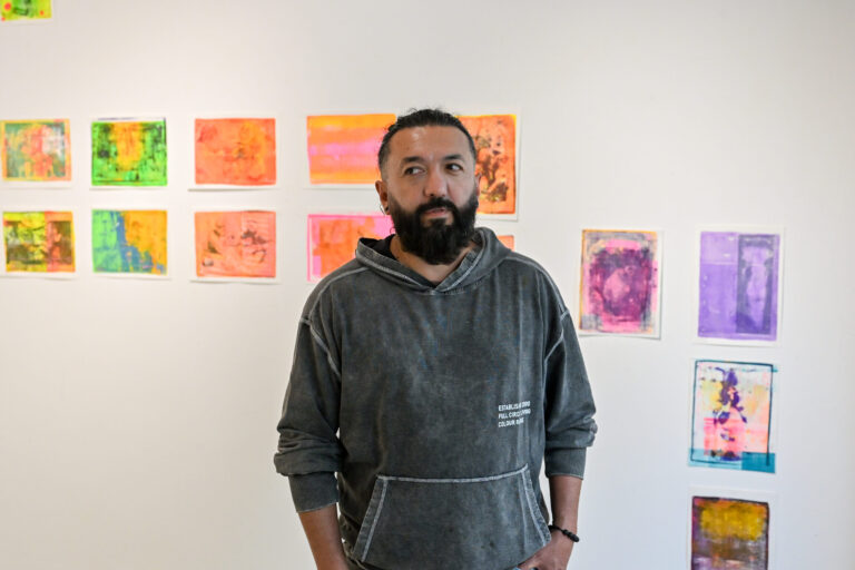 Menininką iš Ekvadoro Davidą Celi į „Galerijoje XX“ surengtą personalinę kūrybos parodą atlydėjo tokia Lietuvai neįprasta liūtis, kokios praūžia jo šalyje ties pusiauju. Gamtos stichija tapo simboliška gija, sujungusia tūkstančius kilometrų skiriančius pasaulius į vieną bendrą kultūrinį patyrimą.
