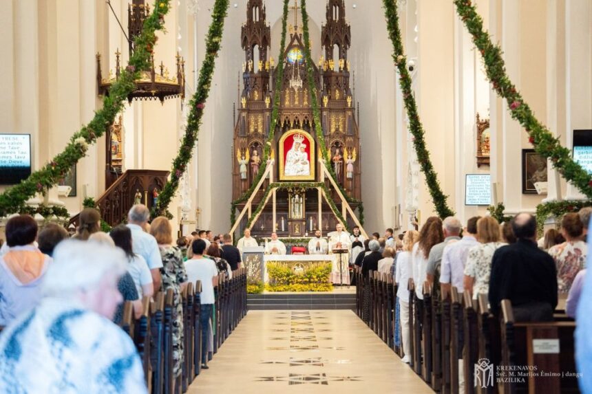Tarpukariu iš Panevėžio į atlaidus Krekenavoje giedodamos eidavo ištisos procesijos maldininkų. Dabar atlaidų tradicija irgi gyva – nors ir įgavusi kiek kitokias formas, tačiau puoselėjama vietos bendruomenių.