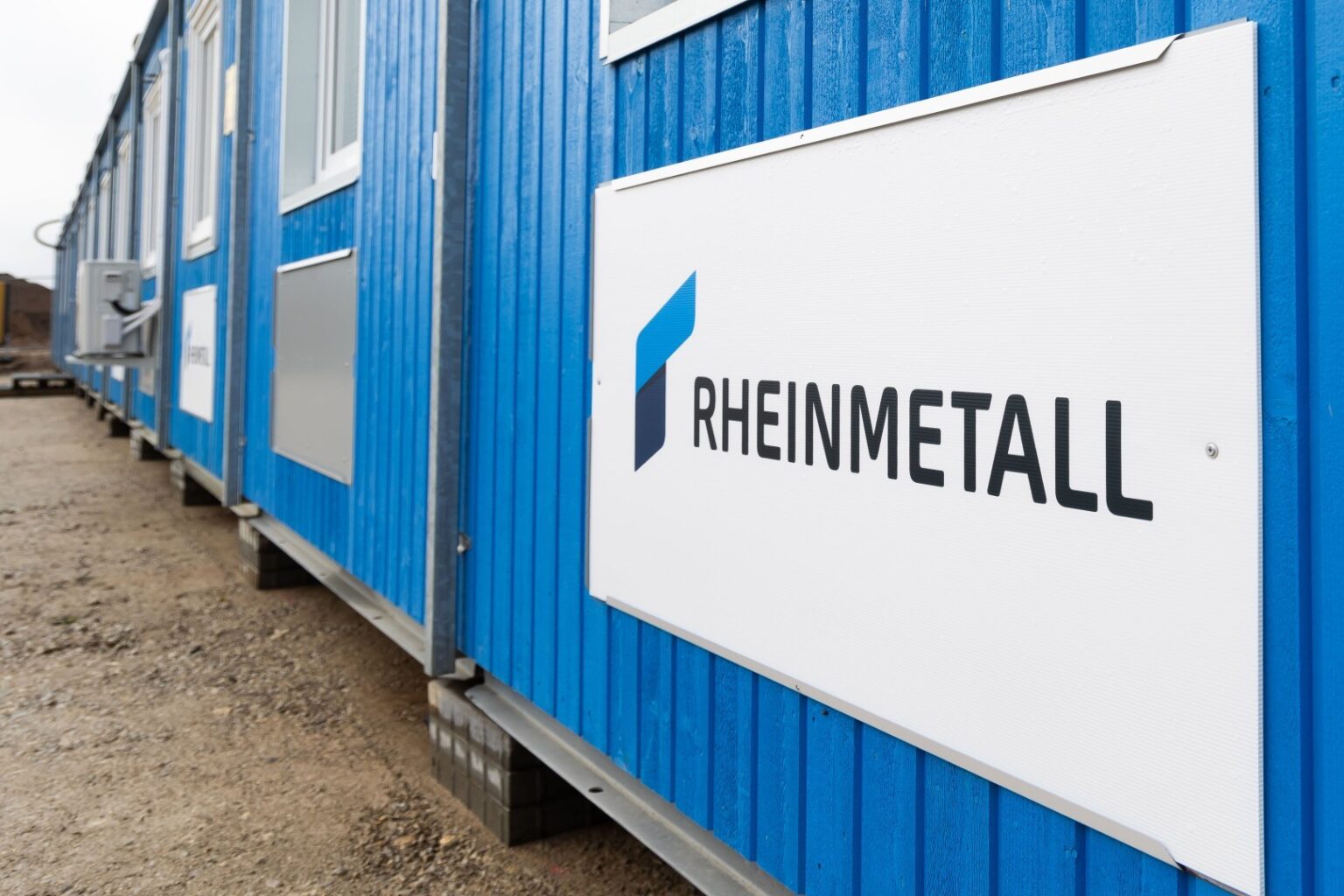 Vokietijos gynybos pramonės koncernas „Rheinmetall“ Lietuvoje statys 250 mln. eurų vertės modulinę stovyklą, kuri bus skirta iki 2 tūkst. karių.