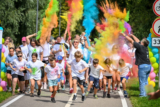 Panevėžio kultūros ir poilsio parke šiandien penktą kartą vyko spalvų bėgimas „Happy Run Panevėžys 2026“.