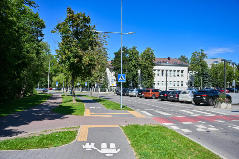Panevėžyje A. Jakšto gatvė šiandien ramiai vingiuoja palei Nevėžio upę, tačiau beveik prieš šimtmetį čia buvo kuriama prestižinė miesto erdvė, turėjusi tapti modernėjančio Panevėžio simboliu.