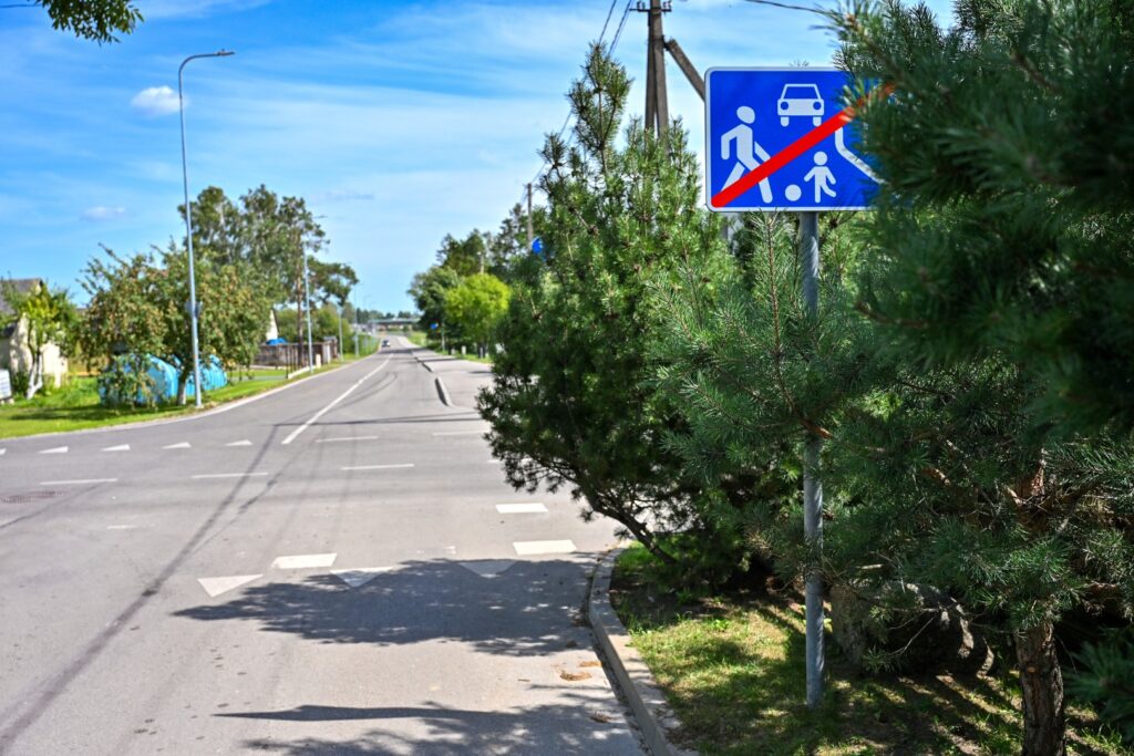 Prasidėjusi vienos intensyviausių ir avaringiausių sankryžų Panevėžyje pertvarka į žiedinę jau keičia ne tik įprastus vairuotojų maršrutus, bet ir aplinkinių gatvių gyventojų kasdienybę.