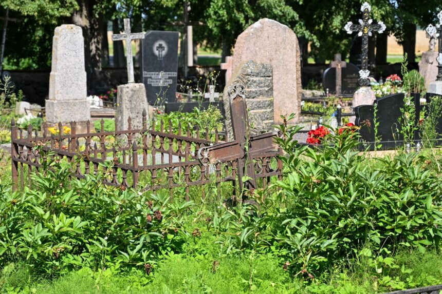 Kai kuriose Lietuvos kapinėse ant apleistų kapaviečių statomos įspėjamosios lentelės, primenančios, kad jos gali atitekti svetimiems, bet Panevėžio rajone tokių ženklų neprireikė.