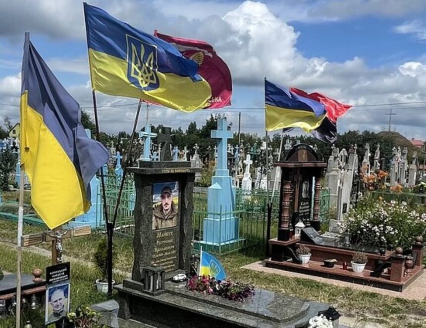 Devintą ryto minutei sustoja visa šalis. Miesto gatvėse žmonės klaupiasi, kai pro šalį į paskutinę kelionę vežamas žuvęs karys.