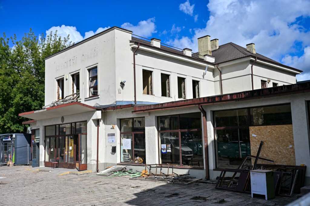 Senoji autobusų stotis sulaukė statybininkų. Prasideda statinio pertvarkymas kitoms miesto reikmėms, o ateinančiais metais ketinama pradėti darbus ir aikštelėje, kur anksčiau manevruodavo autobusai, – vietoje jos atsiras naujas skveras.