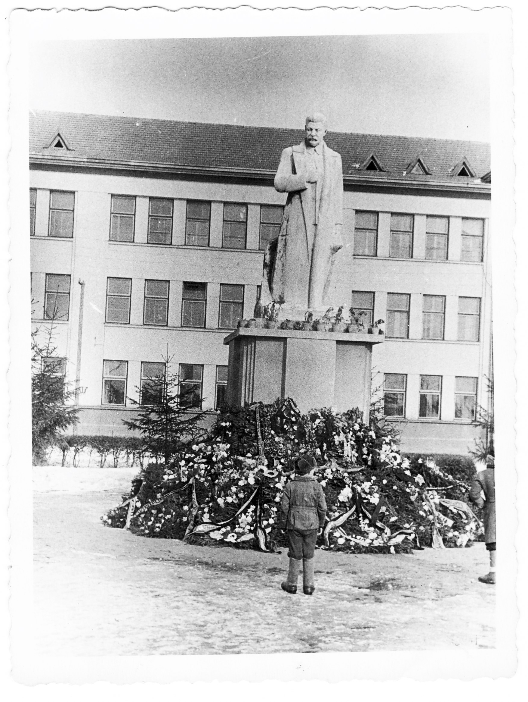J. Stalino paminklas nuverstas diktatoriui mirus (fotografuota XX a. 6-ajame dešimtmetyje). PANEVĖŽIO KRAŠTOTYROS MUZIEJAUS rinkinių nuotr.