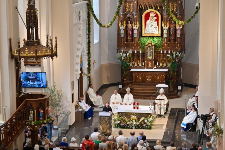 Krekenavą garsinanti ilgametė žolynų girliandų pynimo tradicija keliasi ir į miestelio gatves bei gyventojų kiemus.
