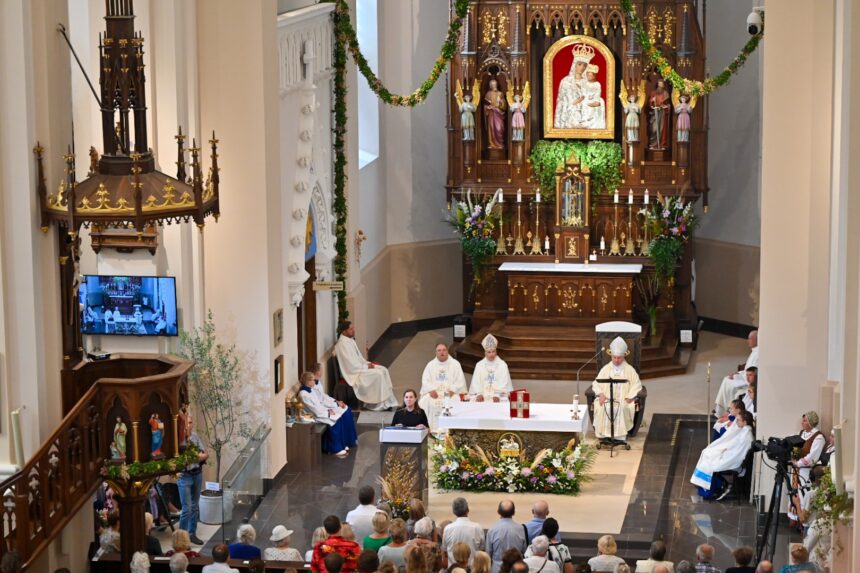 Krekenavą garsinanti ilgametė žolynų girliandų pynimo tradicija keliasi ir į miestelio gatves bei gyventojų kiemus.