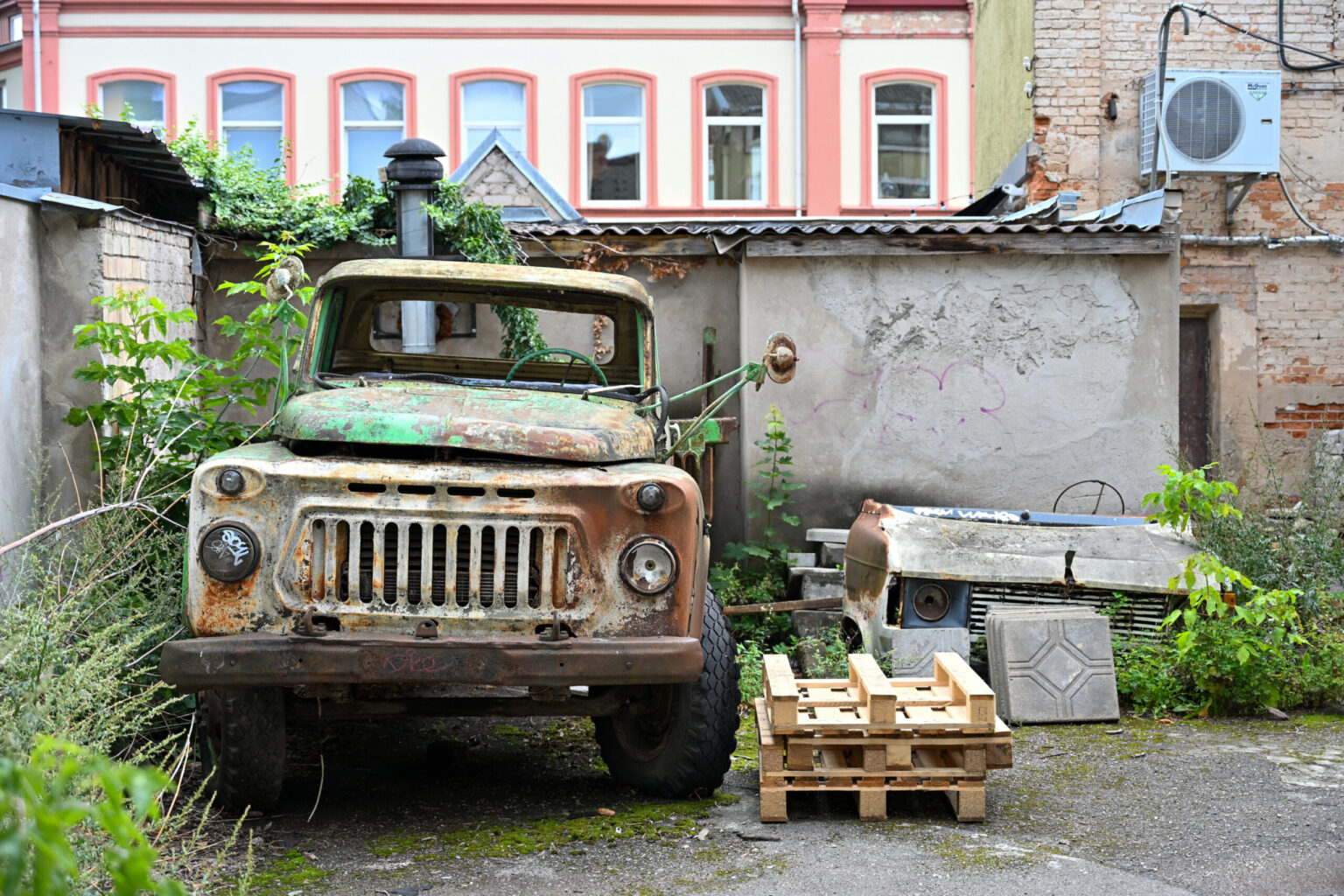 Pačiame Panevėžio centre esantis, Respublikos gatvės 19-uoju numeriu pažymėtas daugiau kaip prieš šimtmetį statytas namas šiandien slepia ne tik architektūrinį grožį, bet ir dešimtmečius trunkančią gyventojų kovą dėl teisės gyventi tvarkingoje aplinkoje.