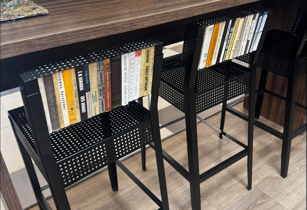 Į kavinę Panevėžyje užsukusi pedagogė nustėro išvydusi, ant ko teks sėdėti lankytojams. Į kėdžių atkaltes sugrūstos išilgai supjaustytų knygų dalys – tarp jų ir žinomų autorių kūriniai.
