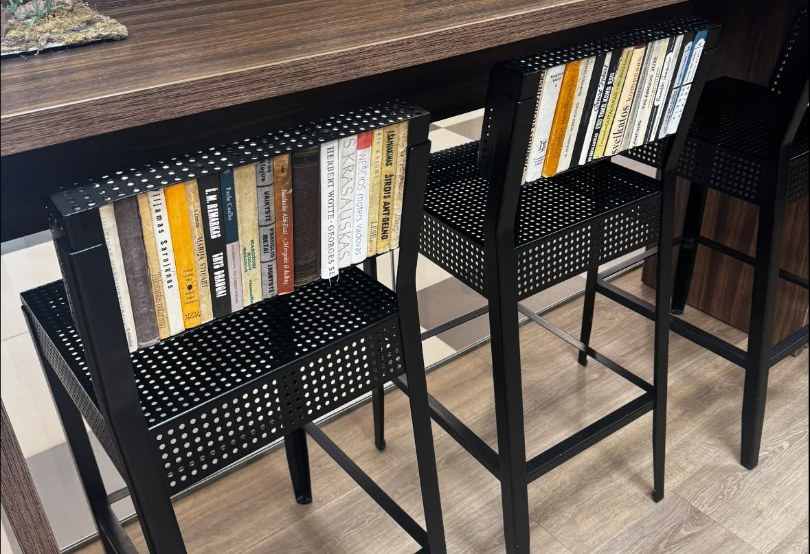 Į kavinę Panevėžyje užsukusi pedagogė nustėro išvydusi, ant ko teks sėdėti lankytojams. Į kėdžių atkaltes sugrūstos išilgai supjaustytų knygų dalys – tarp jų ir žinomų autorių kūriniai.