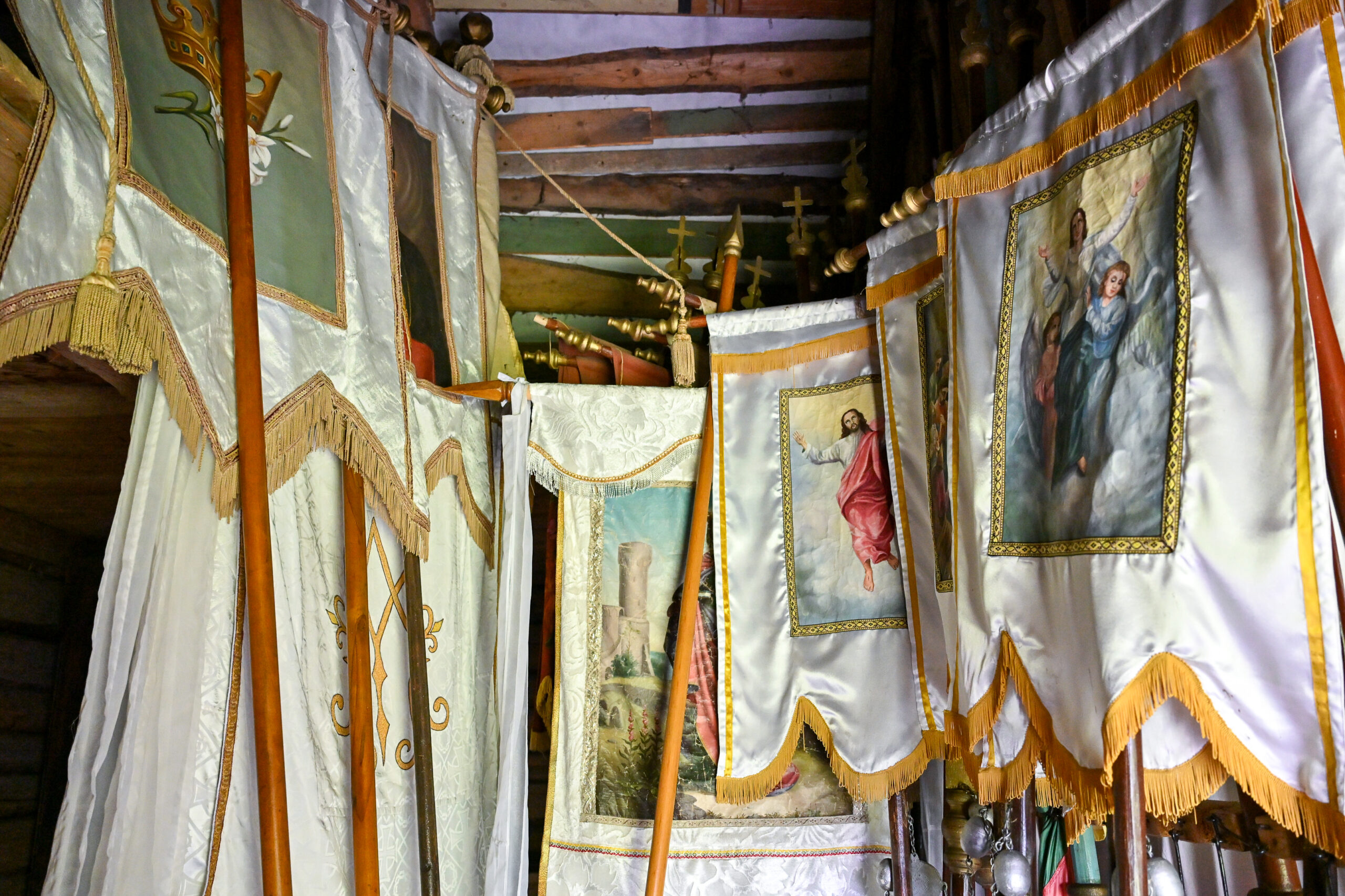 Vadoklių tikintieji savo pastangomis atnaujino procesijų altorių, sutvarkė bažnytines vėliavas. G. KARTANO nuotr.