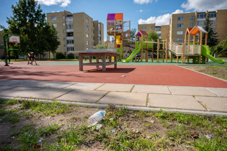 Vos prieš kelis mėnesius Pilėnų mikrorajono gyventojai džiaugsmingai atidarė Dainavos skverą.