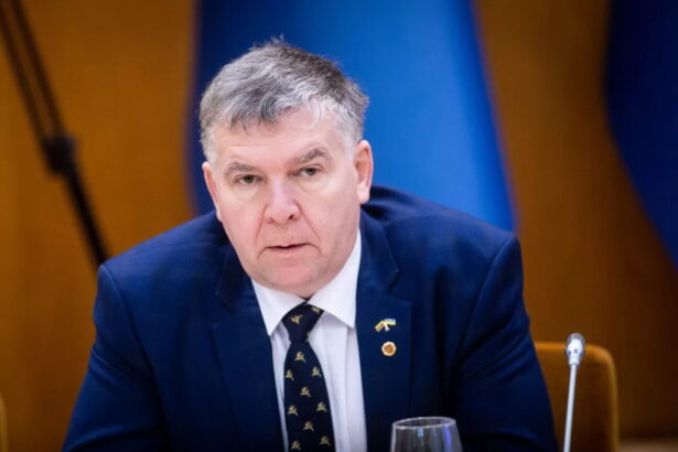 Karas, kuris dar ne taip seniai daugeliui atrodė tolima praeities atgyvena, šiandien vėl tapo kasdienio gyvenimo dalimi. Ukrainoje jau kelerius metus griaudėja ginklai, pasaulyje daugėja karinių konfliktų, o Baltijos regione vis dažniau kalbama apie galimas grėsmes ir būtinybę būti pasiruošusiems. Tačiau šiuolaikinis karas jau nebėra toks, kokį jį pažino mūsų seneliai – mūšio lauke vis didesnį vaidmenį atlieka dronai, technologijos, informacija ir hibridinės atakos. Kiek iš tiesų pasikeitė pats karas ir ar mes spėjame prie šių pokyčių prisitaikyti? Ar Lietuva pasiruošusi tam, kas gali nutikti, ir ką kilus realiam pavojui darytų mūsų visuomenė? Apie karo transformacijas, istorijos pamokas ir šiandienos saugumo iššūkius kalbamės su karo istoriku, knygų autoriumi prof. dr. Valdu RAKUČIU.
