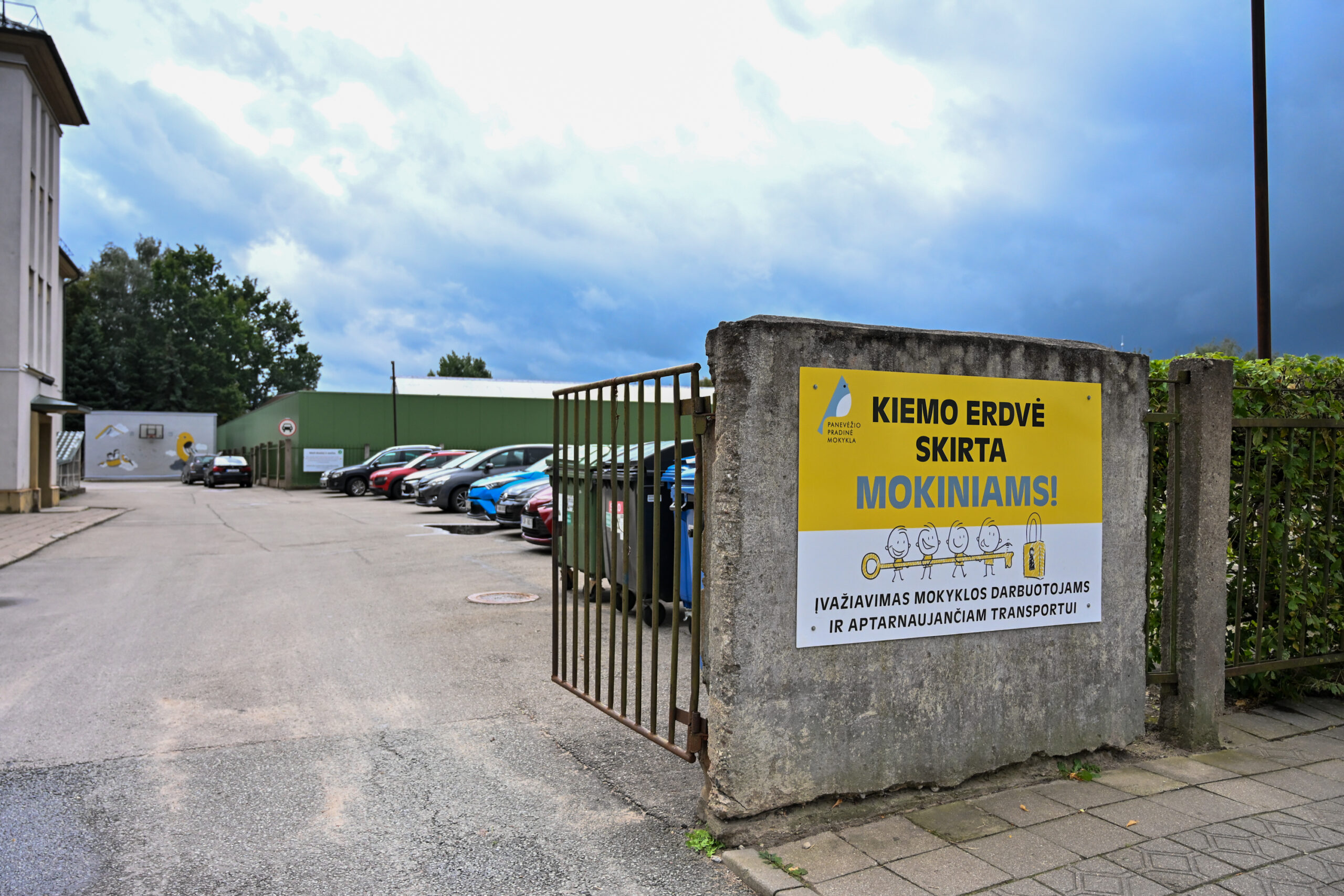 Jei Savivaldybei pavyktų planas rekonstruoti Pradinės mokyklos aikštyną, anot jos direktorės, tai būtų istorinis įvykis visai bendruomenei. P. ŽIDONIO nuotr.