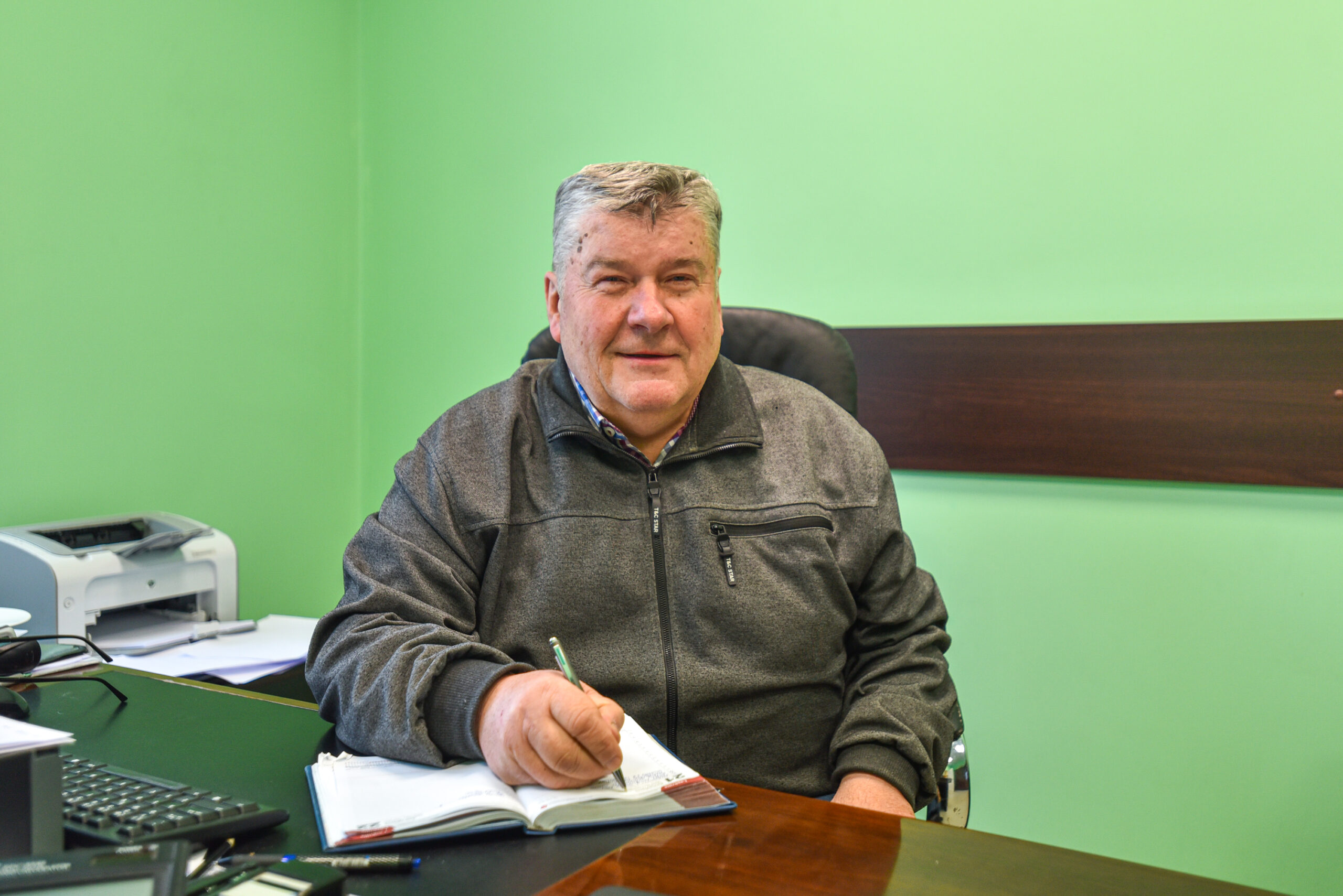 Virginijus Šležas neslepia: iš kelią suniokojusių miško kirtėjų yra sulaukęs ir grasinimų, ir siūlymų paimti kyšį, kad nieko nematytų. P. ŽIDONIO nuotr.