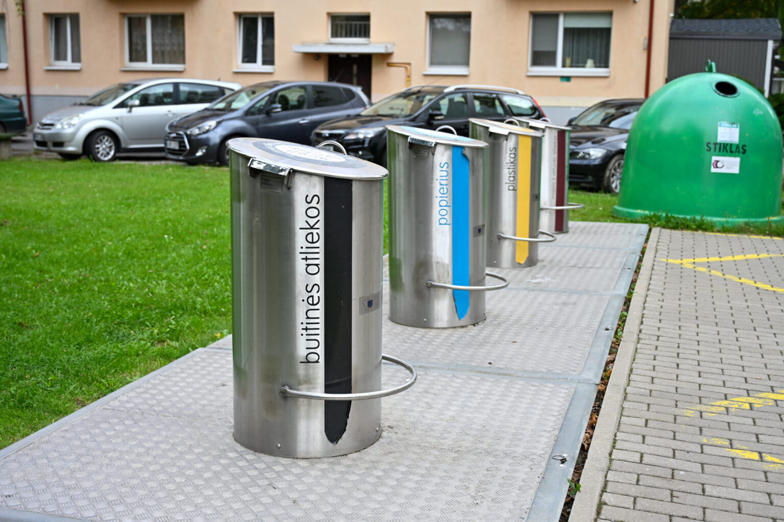 Panevėžyje į požeminius konteinerius pagaliau keliaus visos atliekos – mišrios, stiklas, popierius, plastikas ir tai, kas išmetama virtuvėje. Kadangi pastarosioms nebuvo įrengta konteinerių po žeme, atsiradus reikalavimui rūšiuoti maisto atliekas Savivaldybei teko suktis iš padėties: stiklui pastatyti įprasti konteineriai, o jam skirtas talpas po žeme užleisti tam, kas išmetama virtuvėje.